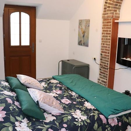 Le Jardin Des Roses Bed & Breakfast Gerponville Exterior photo