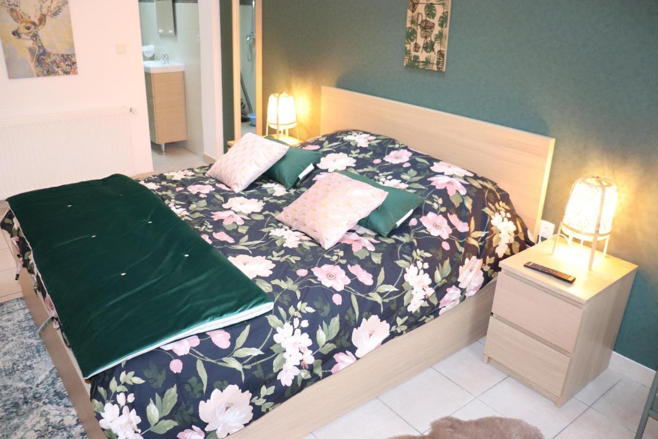 Le Jardin Des Roses Bed & Breakfast Gerponville Exterior photo